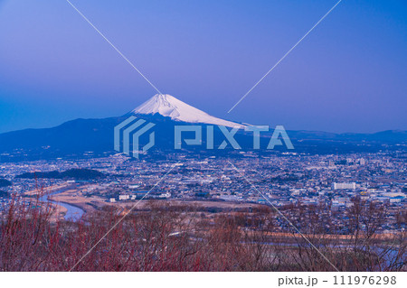 （静岡県）伊豆・日守山から富士山の夜明け 111976298
