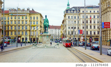 ウイーン・シュヴァルツェンベルク広場の 騎馬像とトラム 111976408