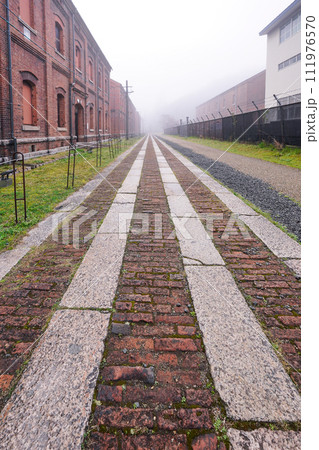 朝霧に包まれた舞鶴赤れんがパーク(京都府舞鶴市) 朝霧に包まれた舞鶴赤れんがパーク(京都府舞鶴市) 111976570