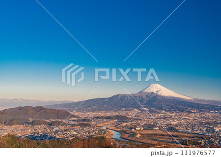 （静岡県）伊豆・日守山から、早朝の富士山 111976577