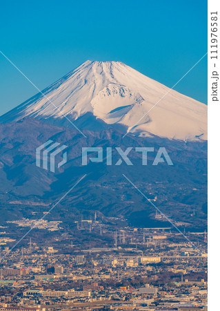 （静岡県）伊豆・日守山から、早朝の富士山 111976581