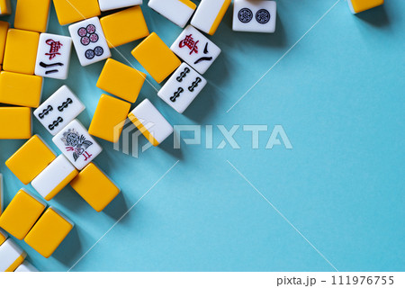 並ぶマージャン牌 並ぶマージャン牌 111976755