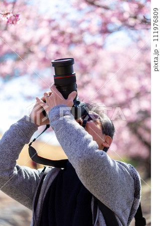 桜の写真を撮る男性 桜の写真を撮る男性 111976809