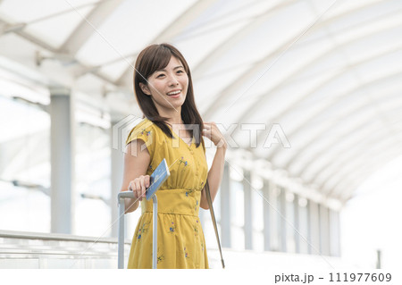 空港 女性 通路 空港 女性 通路 111977609