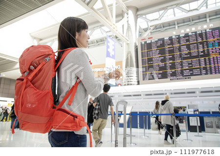 空港 ロビー 掲示板 女性 バックパック 空港 ロビー 掲示板 女性 バックパック 111977618