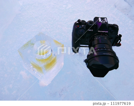 ニセコひらふ坂のDon julioの氷の店　氷のグラスに入ったテキーラとカメラ 111977619