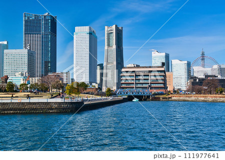 横浜 象の鼻防波堤から観る みなとみらいの風景 横浜 象の鼻防波堤から観る みなとみらいの風景 111977641