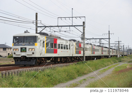 高崎線 行田ー熊谷 JR東日本 185系 OM04+OM01編成(大宮) 草津 高崎線 行田ー熊谷 JR東日本 185系 OM04+OM01編成(大宮) 草津 111978046