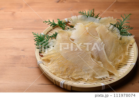 珍味 エイヒレ （ 木目背景 ） 111978074