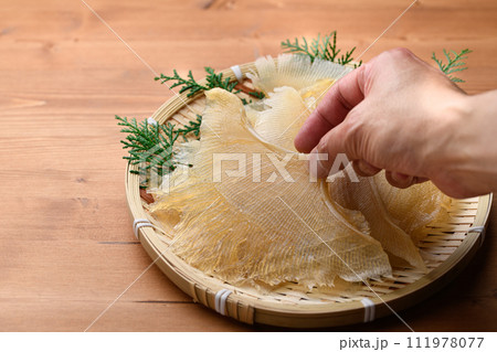 珍味 エイヒレ （ 木目背景 ） 111978077