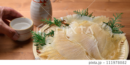 珍味 エイヒレ （ 木目背景 ） 111978082