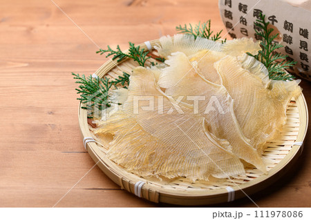 珍味 エイヒレ （ 木目背景 ） 111978086