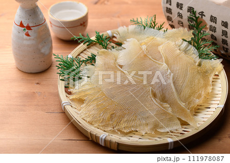 珍味 エイヒレ （ 木目背景 ） 111978087