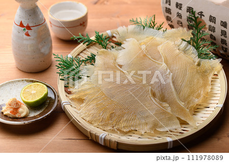 珍味 エイヒレ （ 木目背景 ） 111978089