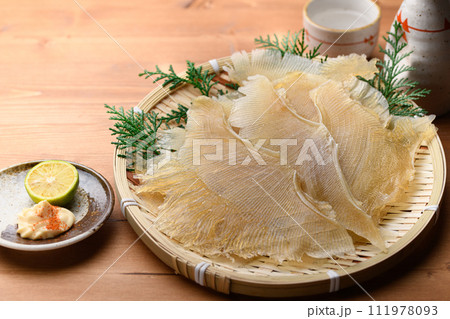 珍味 エイヒレ （ 木目背景 ） 111978093