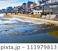 京都鴨川と川沿いの街並み 111979813