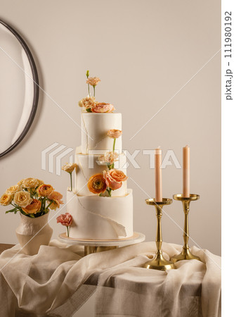 Amazing minimalist wedding cake 111980192
