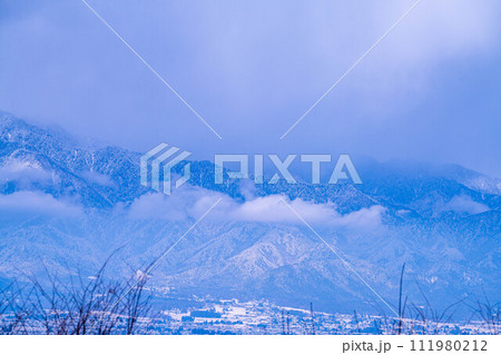 【冬素材】冬の松本平と雲のかかった北アルプス【長野県】 111980212