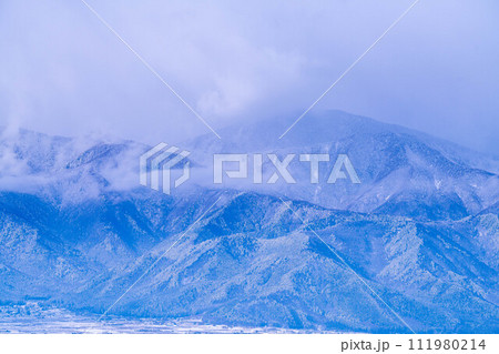 【冬素材】冬の松本平と雲のかかった北アルプス【長野県】 111980214