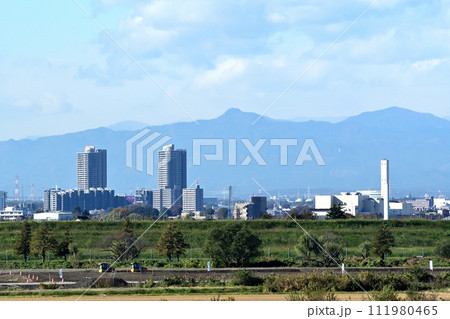 大久保浄水場前の土手から見たふじみ野駅前の高層マンション群 大久保浄水場前の土手から見たふじみ野駅前の高層マンション群 111980465