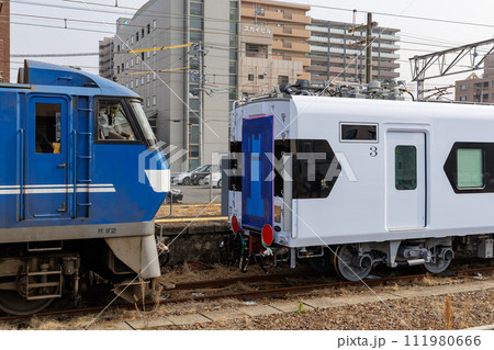 JR貨物EF210電気機関車と連結される東武鉄道N100系スペーシアX 111980666