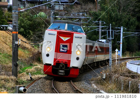 振り子式を活かした高速走行で八雲立つ出雲国へ…『特急やくも』381系 111981810