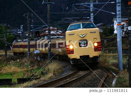 振り子式を活かした高速走行で八雲立つ出雲国へ…『特急やくも』381系 111981811