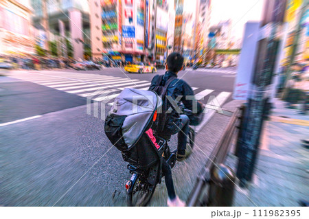 日本の東京都市景観 逆走して来た自転車…しかも後ろに子供とは驚きだ…コロナが残したものは…＝秋葉原 111982395