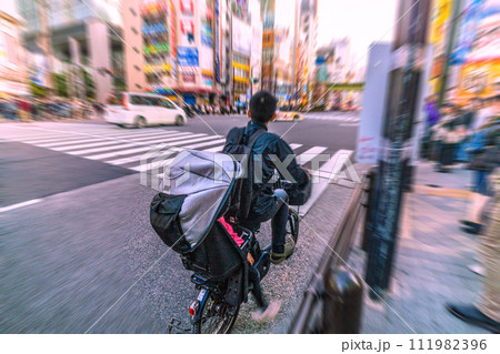 日本の東京都市景観 逆走して来た自転車…しかも後ろに子供とは驚きだ…コロナが残したものは…＝秋葉原 111982396