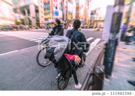 日本の東京都市景観 逆走して来た自転車…しかも後ろに子供とは驚きだ…コロナが残したものは…=秋葉原 日本の東京都市景観 逆走して来た自転車…しかも後ろに子供とは驚きだ…コロナが残したものは…=秋葉原 111982398