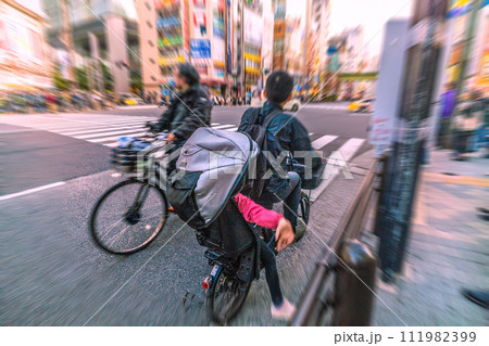 日本の東京都市景観 逆走して来た自転車…しかも後ろに子供とは驚きだ…コロナが残したものは…=秋葉原 日本の東京都市景観 逆走して来た自転車…しかも後ろに子供とは驚きだ…コロナが残したものは…=秋葉原 111982399