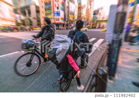 日本の東京都市景観 逆走して来た自転車…しかも後ろに子供とは驚きだ…コロナが残したものは…＝秋葉原 111982402