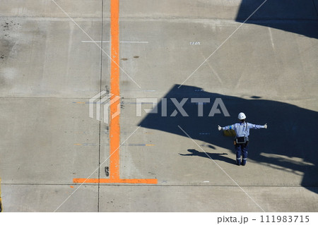 旅客機を誘導するマーシャラー グランドハンドリング 旅客機を誘導するマーシャラー グランドハンドリング 111983715