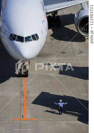 旅客機を誘導するマーシャラー グランドハンドリング 旅客機を誘導するマーシャラー グランドハンドリング 111983721