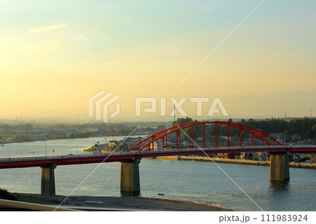 夕日に染まる橋 夕日に染まる橋 111983924