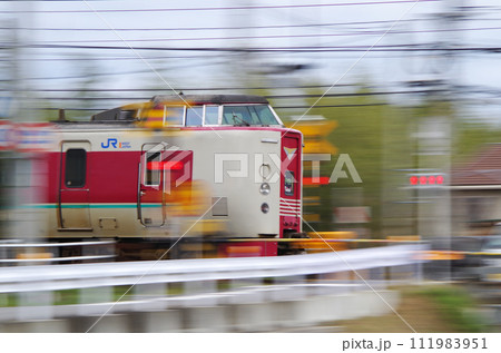 山陰本線の直線区間を高速で駆け抜ける特急やくも号 111983951