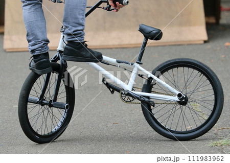 フリースタイルBMXの妙技　アクロバティックなBMXの技 111983962