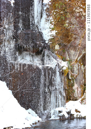 青森県十和田市の冬の奥入瀬渓流の千筋の滝 青森県十和田市の冬の奥入瀬渓流の千筋の滝 111983988