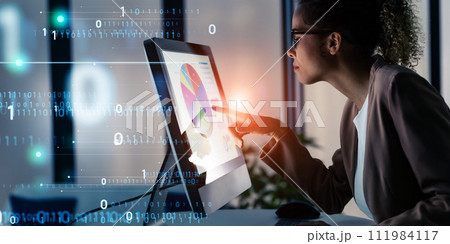 オフィスで仕事する女性とデジタルテクノロジー 111984117