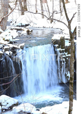 青森県十和田市の冬の奥入瀬渓流の銚子大滝 青森県十和田市の冬の奥入瀬渓流の銚子大滝 111984369