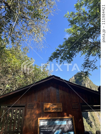 ワイナピチュの登山口 111984421