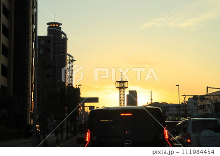 仕事終わりの帰り道から見る夕日 仕事終わりの帰り道から見る夕日 111984454