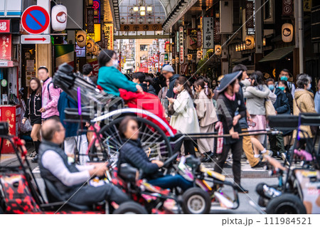 日本の東京都市景観 大混雑…観光客で賑わう浅草寺。観音通り前を人力車やゴーカートが通過…＝18日 111984521