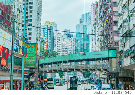 香港トラムからみた香港の景色 111984549