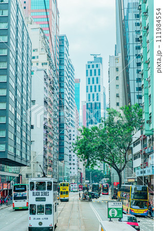 香港トラムからみた香港の景色 111984554