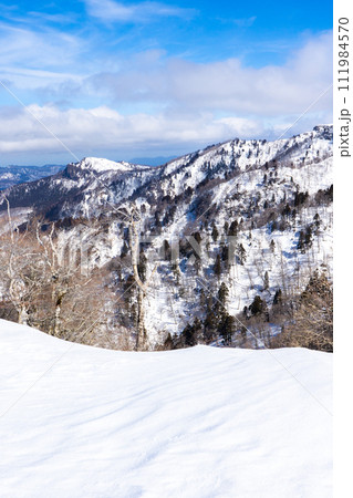 兵庫県最高峰の氷ノ山雪山登山　氷ノ山の稜線を望む 111984570