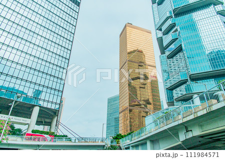 香港トラムからみた香港の景色 111984571