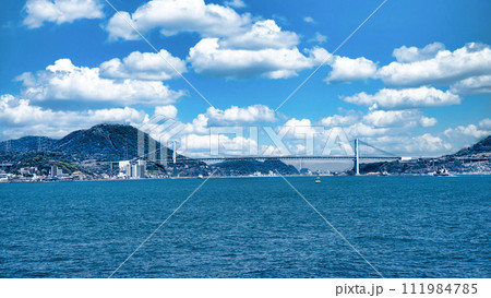 海上から見る関門海峡 海上から見る関門海峡 111984785
