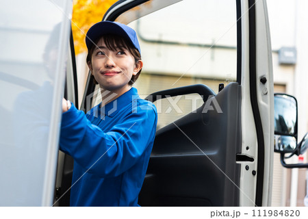 女性トラックドライバー 111984820
