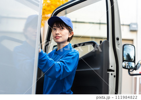 女性トラックドライバー 女性トラックドライバー 111984822